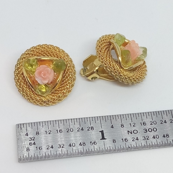 * vintage pink Angel Skin Coral flowers gold tone mesh button clip on earrings - Picture 2 of 5